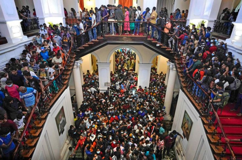Crowds in Halls of Congress